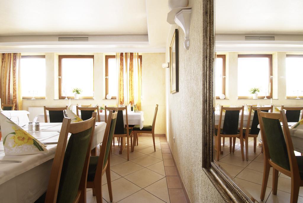 Hotel Regina Цирндорф Екстериор снимка