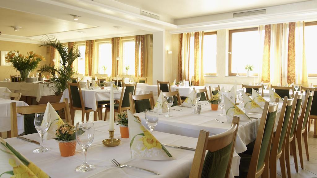 Hotel Regina Цирндорф Екстериор снимка