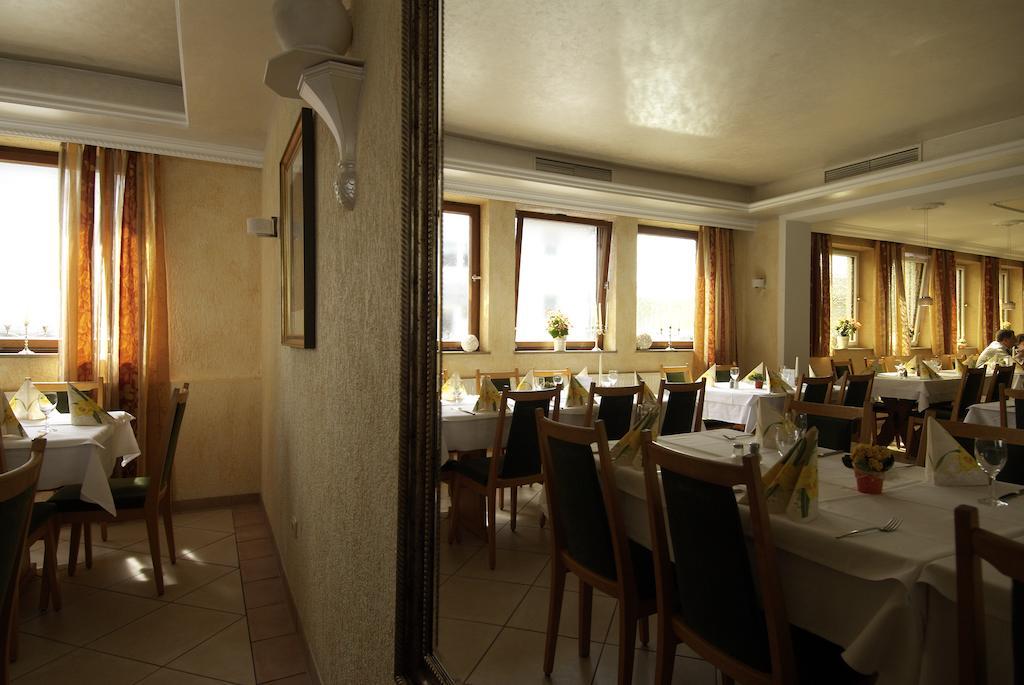 Hotel Regina Цирндорф Екстериор снимка